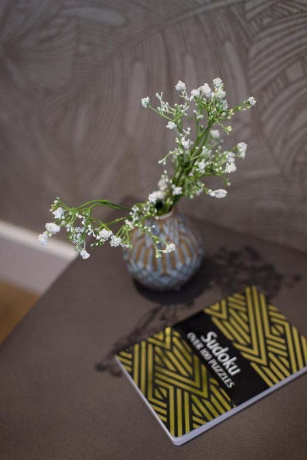 Romantic Studio In The Heart Of Little Italy By Den Stays مونتريال المظهر الخارجي الصورة